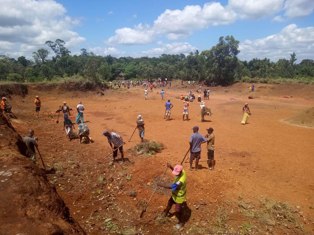 La popolazione di Ambila pulisce il terreno dove sorgerà il dispensario