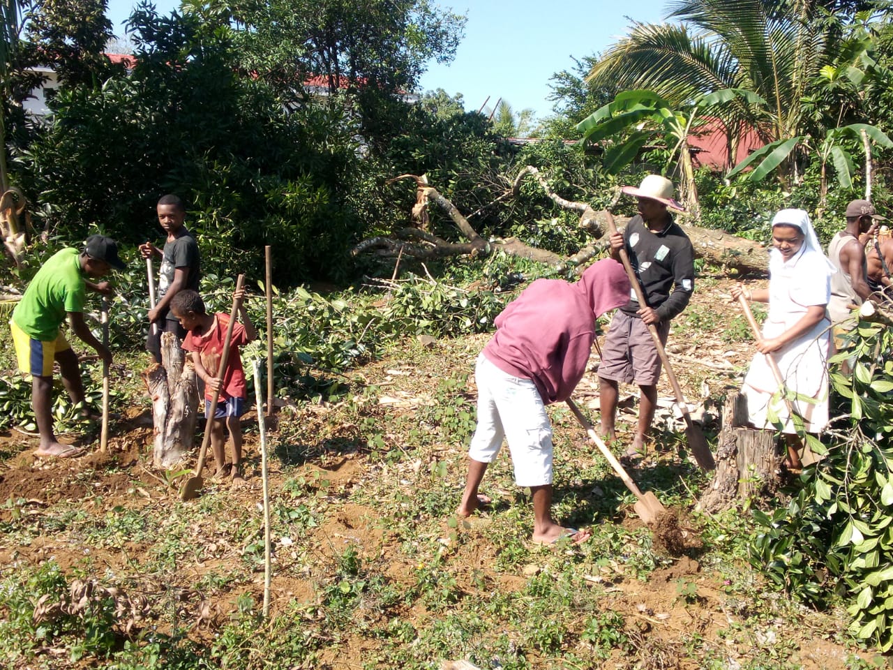 La popolazione di Ambila aiuta le suore a disboscare e preparare il terreno per la costruzione del dispensario nuovo.